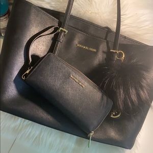 MICHAEL KORS TOTE AND WRISTLET BUNDLE